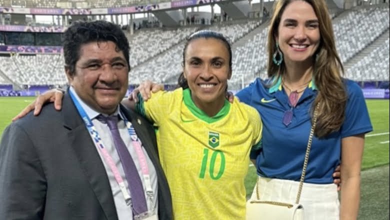 Leia mais sobre o artigo Presidente da FPF, Michele Ramalho, posa para fotos com Marta após vitória do Brasil nas Olimpíadas