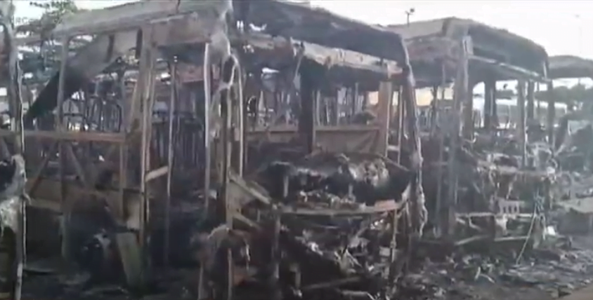 Leia mais sobre o artigo Incêndio destrói cinco ônibus em galpão de João Pessoa