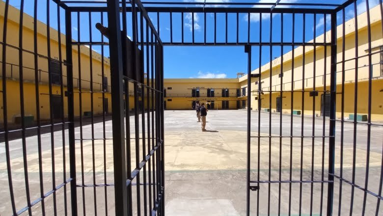 Leia mais sobre o artigo Polícia localiza pacote com celulares jogado em presídio de Cajazeiras