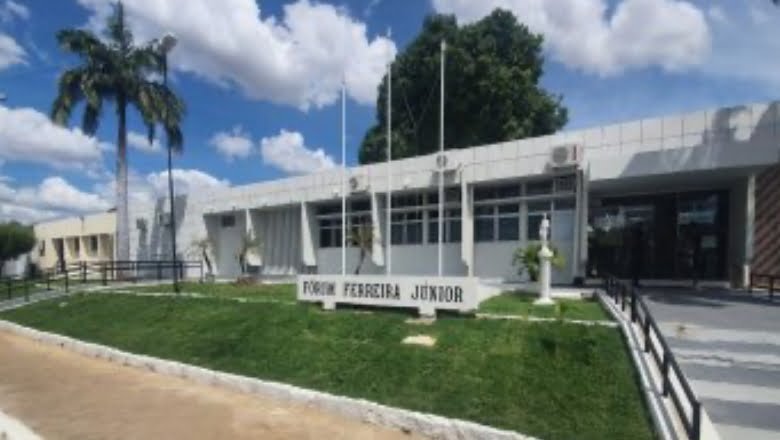 Leia mais sobre o artigo CAJAZEIRAS: júris de dois homens acusados de homicídios que tiveram o pai assassinado na frente do Fórum será em agosto