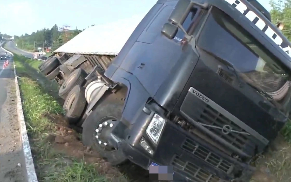 Leia mais sobre o artigo Caminhão tomba no Litoral Sul da Paraíba
