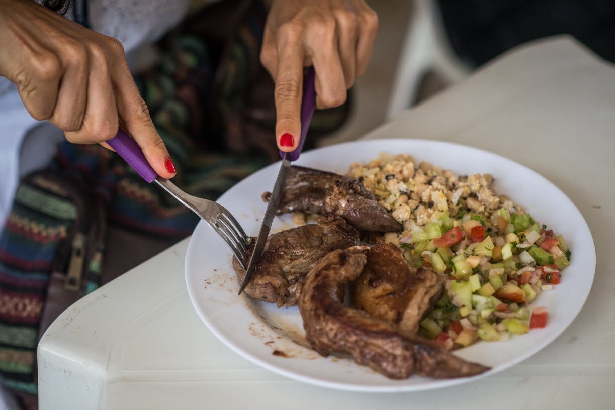 Leia mais sobre o artigo Brasileiro paga R$ 30,80 em média para comprar um prato feito, alta de quase 5% em um ano