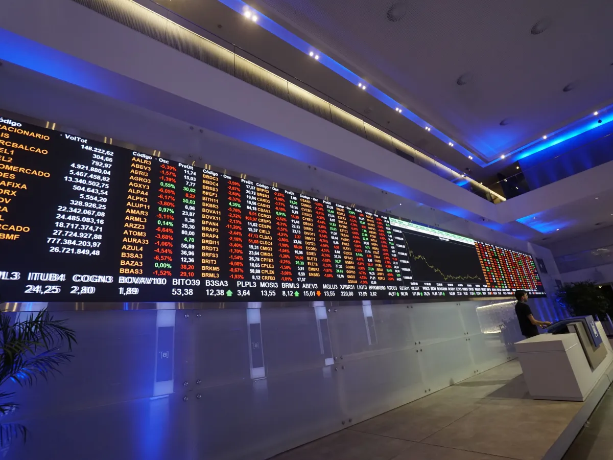 Leia mais sobre o artigo Ibovespa abre estável em 136.111 pontos; dólar cai 0,41%