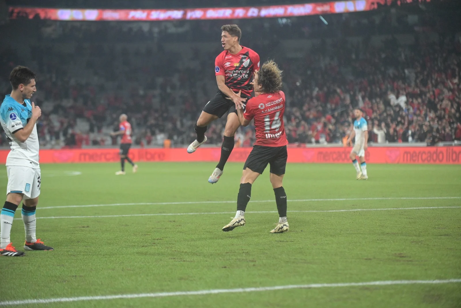 Leia mais sobre o artigo SUL-AMERICANA: Athlético Paranaense supera Racing e abre vantagem para o jogo da volta