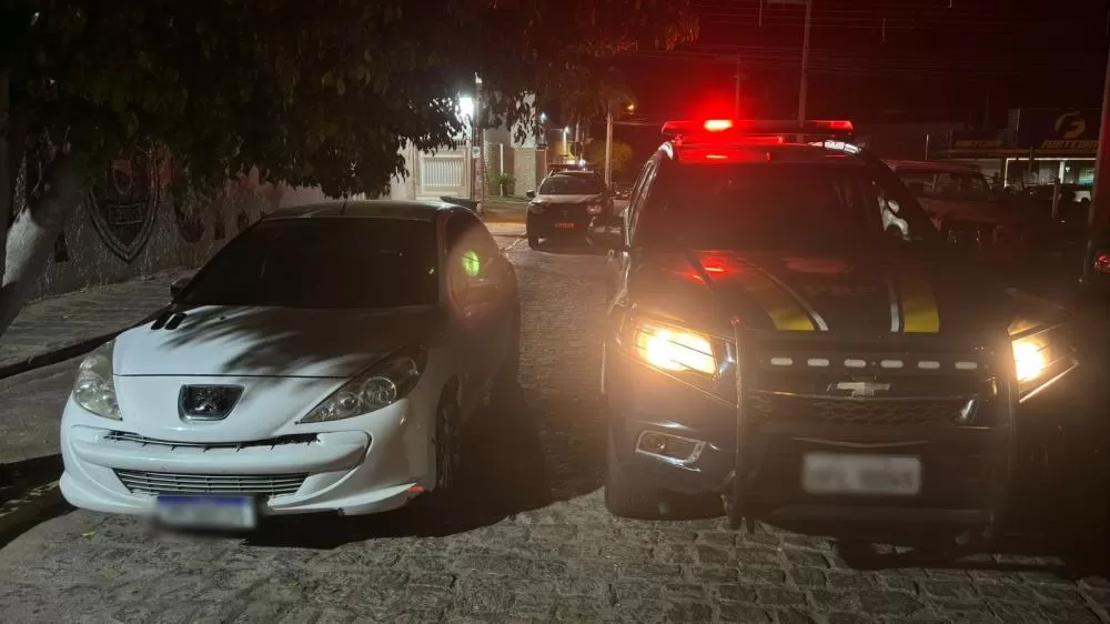 Leia mais sobre o artigo PRF recupera carro roubado durante abordagem em São Mamede