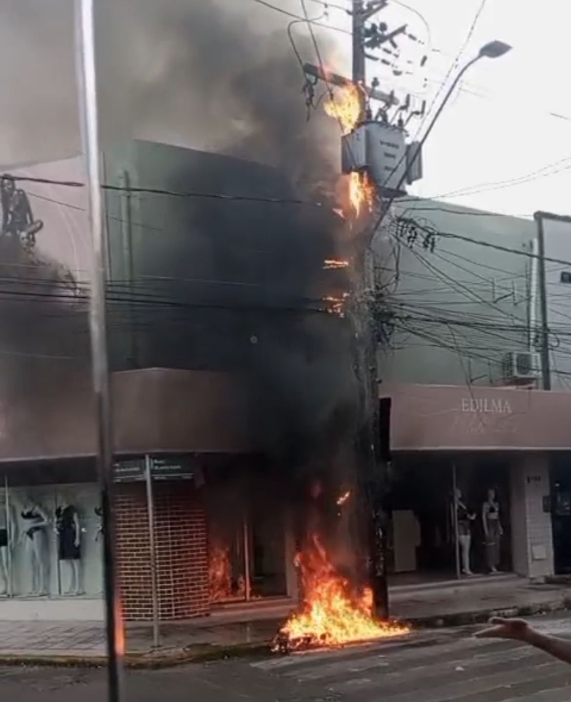 Leia mais sobre o artigo VÍDEO: Corpo de Bombeiros é acionado para combater incêndio em poste em Cajazeiras