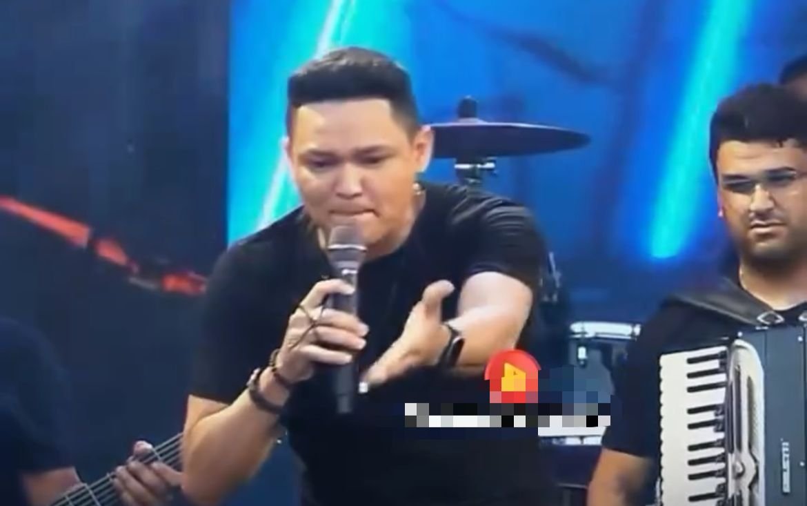 Leia mais sobre o artigo INCIDENTE EM SHOW: Vocalista do Bonde do Brasil é atingido por celular durante apresentação; vídeo