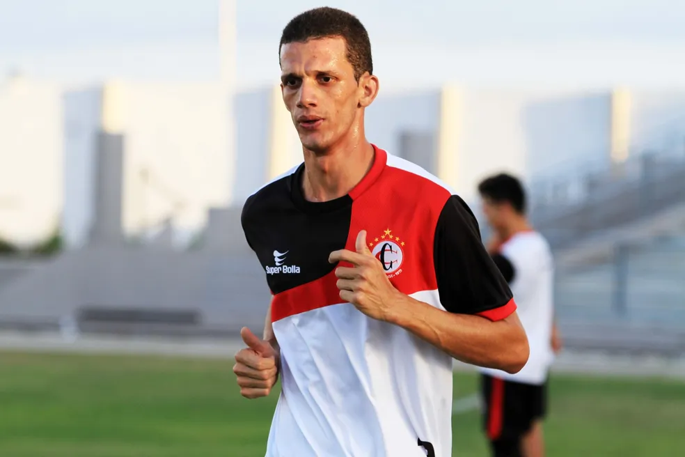 Leia mais sobre o artigo Joécio volta ao futebol paraibano para defender o Serra Branca em 2025