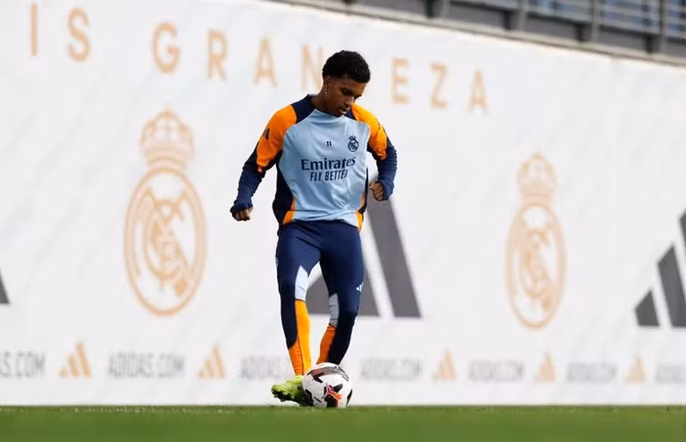 Leia mais sobre o artigo De olho na Seleção, Rodrygo volta a treinar no Real; lateral da Fiorentina é novidade em pré-lista
