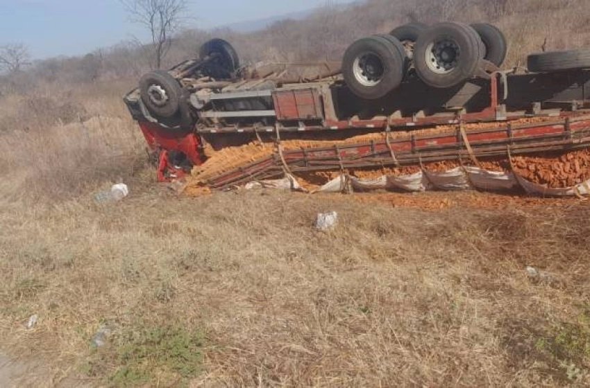 Leia mais sobre o artigo Caminhão carregado de telhas capota em São João do Rio do Peixe e condutor fica ferido
