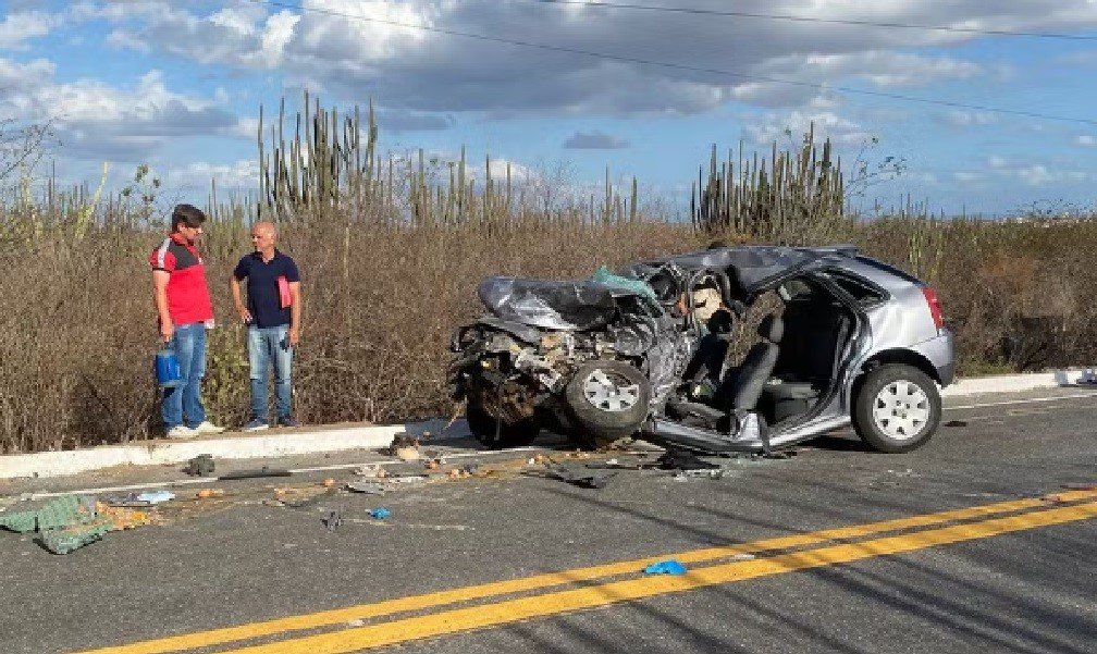Leia mais sobre o artigo Tragédia na BR-104: Família Morre em Acidente entre Carro e Caminhão