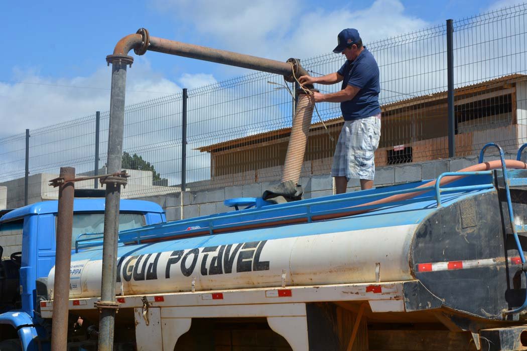 Leia mais sobre o artigo Deputado Estadual da Paraíba Critica Comemoração pela Volta dos Carros Pipa e Errônea Proposta de Água de Poço Artesiano como Solução