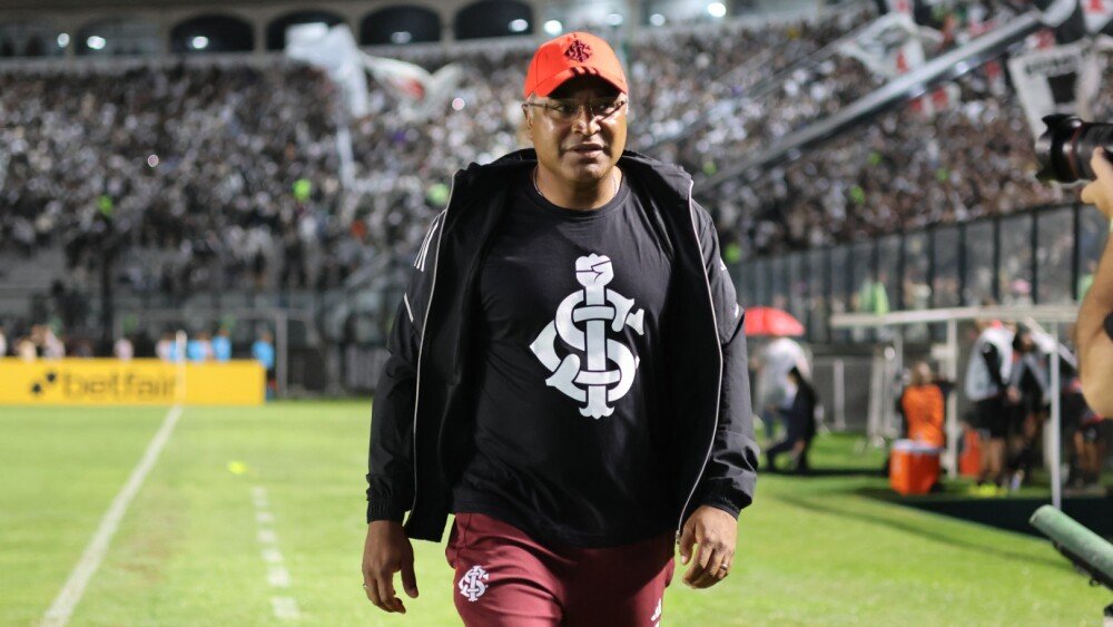 Leia mais sobre o artigo Inter e Vasco fazem ação contra racismo em São Januário pelo Brasileirão