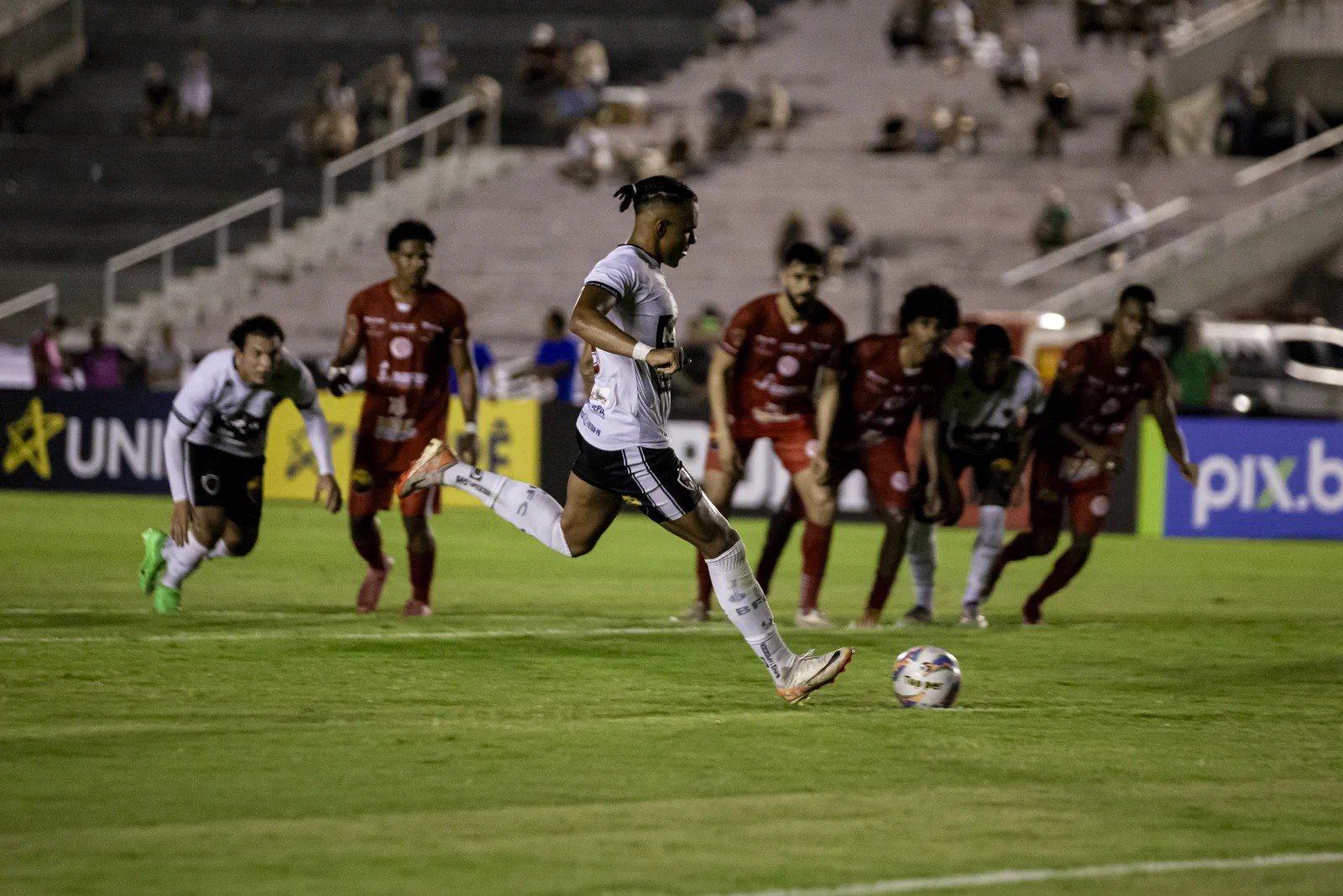 Leia mais sobre o artigo Botafogo-PB goleia Esporte de Patos e chega aos seis pontos no Campeonato Paraibano