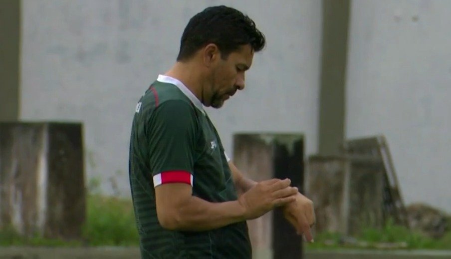 Leia mais sobre o artigo Picuiense Faz Limpeza Após Derrota Humilhante: Técnico e Goleiro Demitidos!