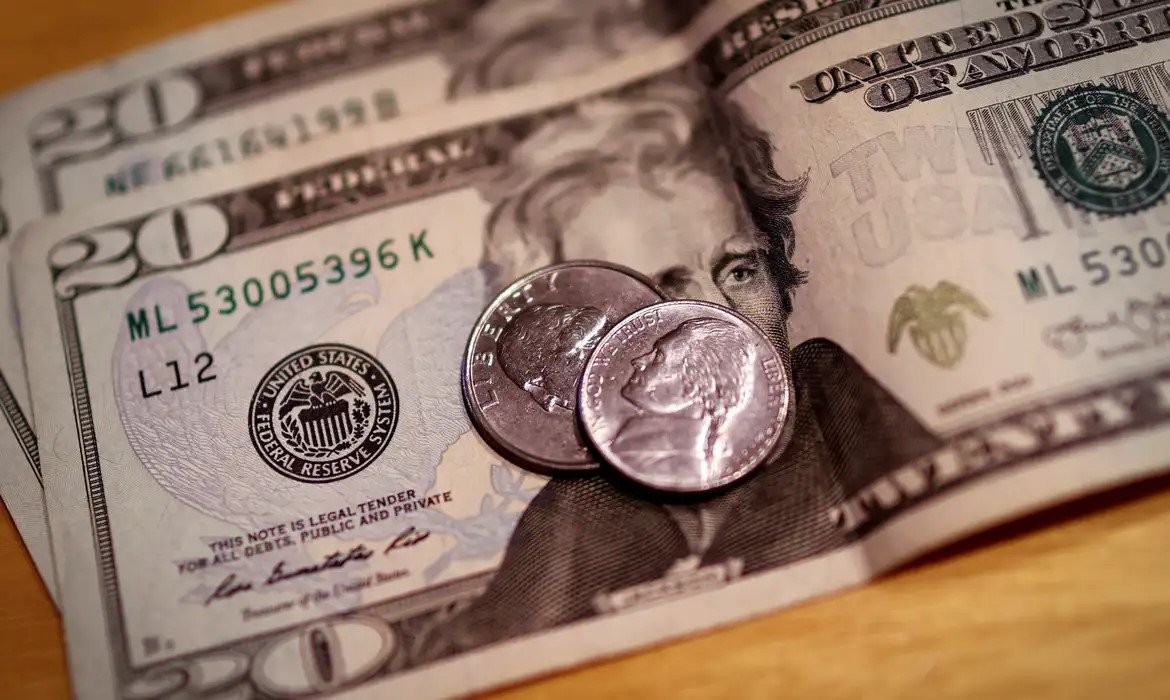 Leia mais sobre o artigo Dólar cai para R$ 5,68 e fecha no menor nível desde novembro