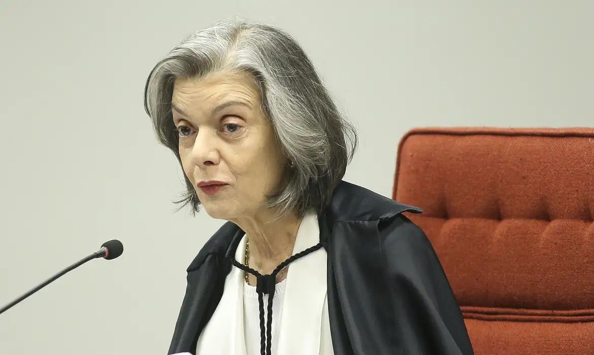 Leia mais sobre o artigo Ministra Cármen Lúcia mantém investigação contra Bolsonaro