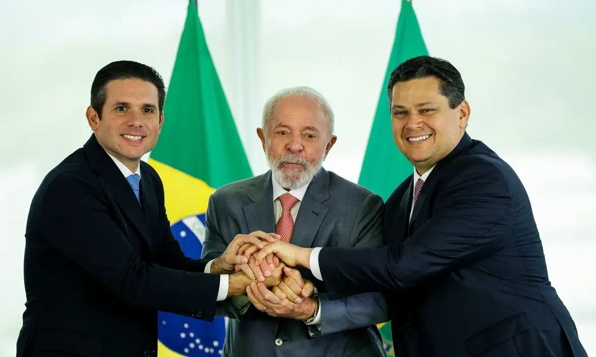 Leia mais sobre o artigo “Sou amigo dos dois”, diz Lula sobre novos presidentes do Legislativo