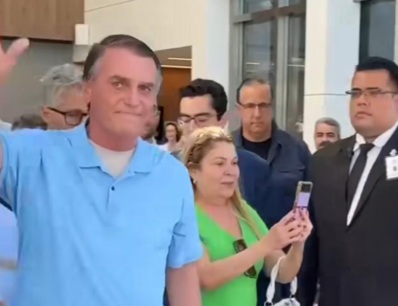 Leia mais sobre o artigo Bolsonaro tem alta três semanas após cirurgia para desobstruir intestino