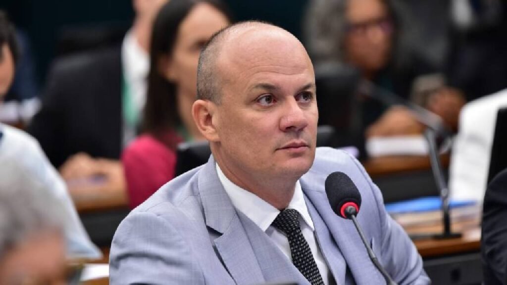 Leia mais sobre o artigo “Governo não precisa de oposição, ele se desgasta sozinho”, diz deputado bolsonarista