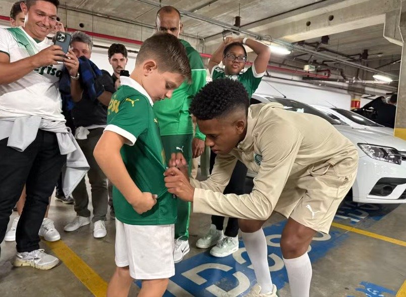 Leia mais sobre o artigo Despedida de Estêvão no Allianz Parque tem golaço, lágrimas e emoção familiar: “É um até logo”