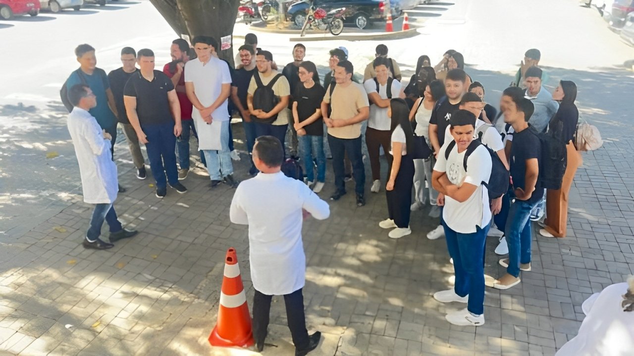 Leia mais sobre o artigo Novos alunos de Medicina da UFCG iniciam jornada acadêmica com visita ao Hospital Universitário de Cajazeiras