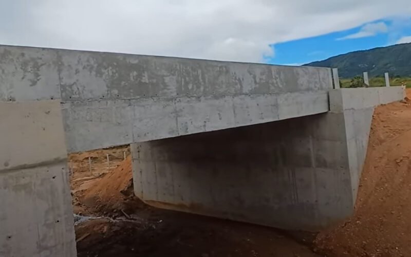 Leia mais sobre o artigo Pavimentação da PB-394 entra na fase final, obra histórica promete transformar mobilidade e desenvolvimento de Engenheiro Ávidos e região