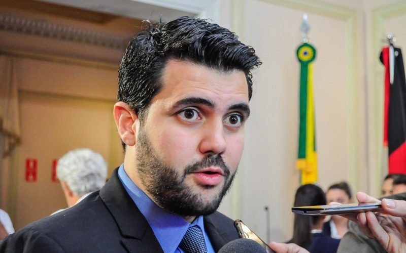 Leia mais sobre o artigo João Azevêdo autoriza demolição e reconstrução da Escola Dom Moisés Coelho em Cajazeiras com investimento de R$ 35 milhões; ouça