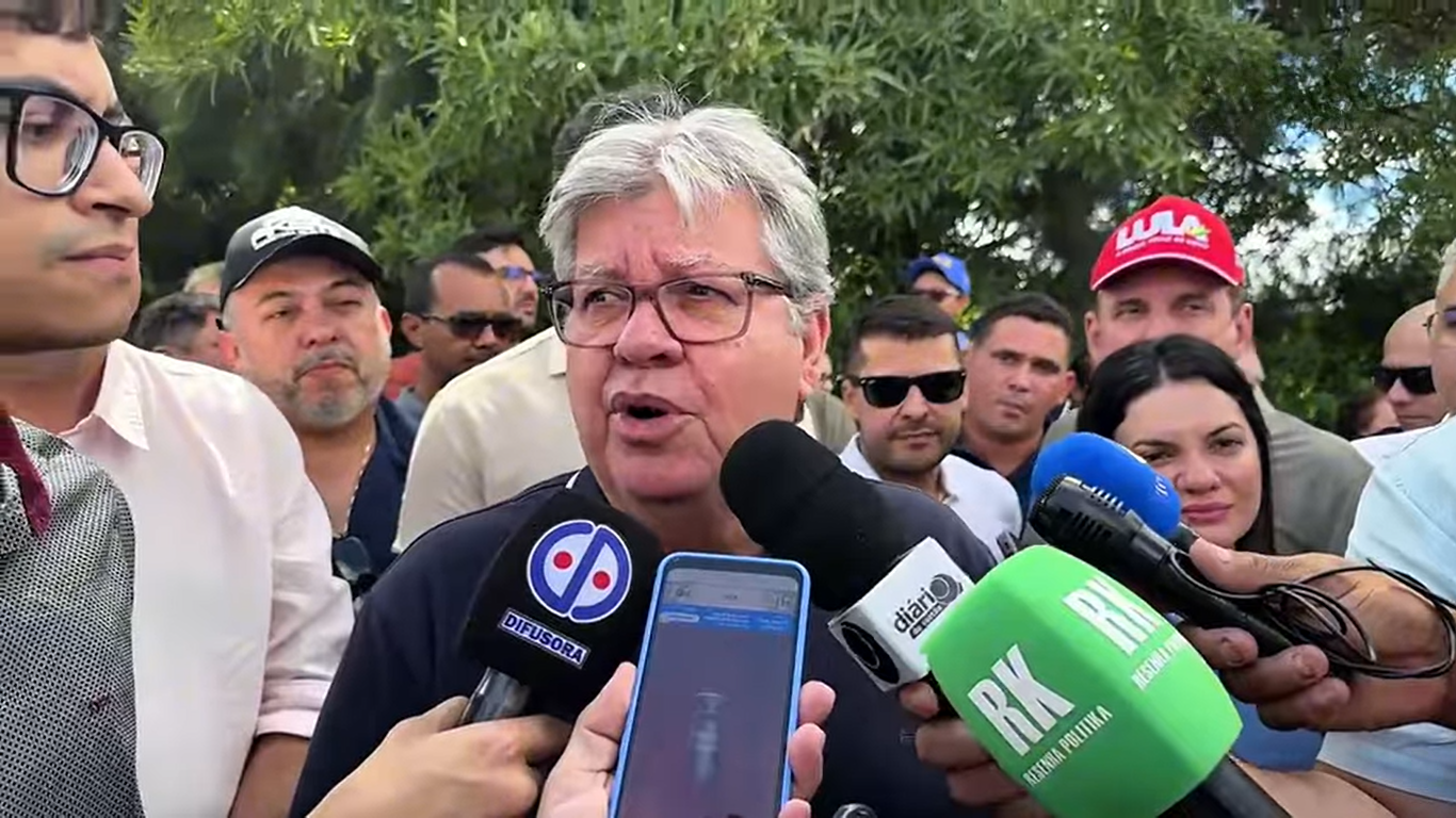 Leia mais sobre o artigo Governador João Azevêdo inaugura pavimentação da PB-394 que ligaBR-230 ao distrito de Engenheiro Ávidos em Cajazeiras: “É um dia de celebração”; ouça