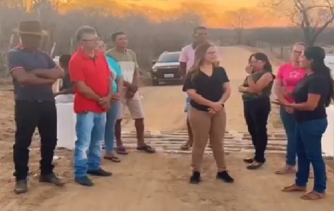 Leia mais sobre o artigo Prefeita de São Domingos faz evento com 10 pessoas para inaugurar mata-burro na zona rural