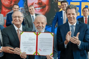 Leia mais sobre o artigo Lula sanciona lei que amplia isenção do IR para quem ganha até R$ 5 mil