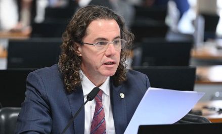 Leia mais sobre o artigo Veneziano critica desigualdade no acesso a fundos e emendas nas eleições e diz que “dinheiro” será seu maior adversário