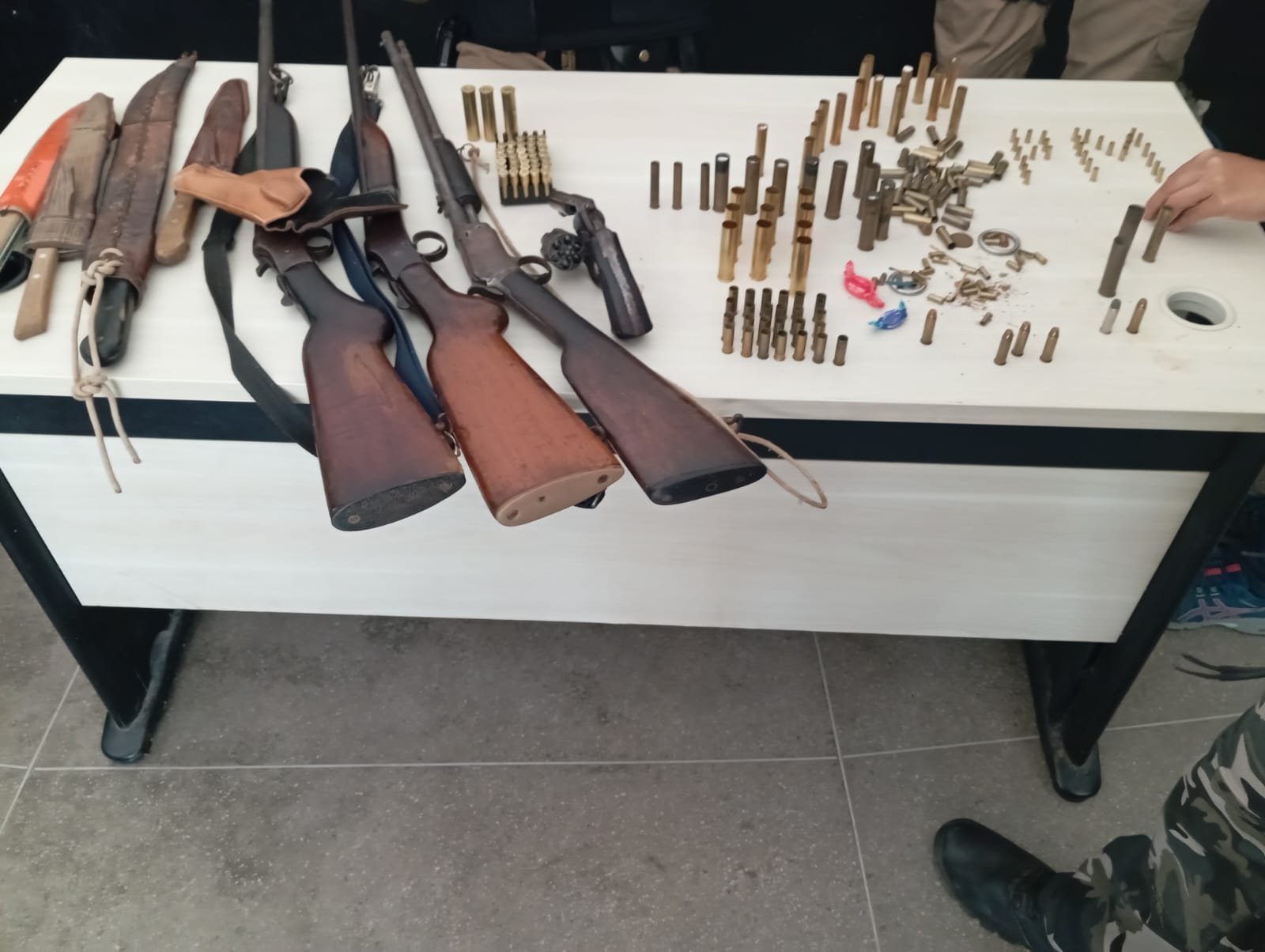 Leia mais sobre o artigo Homem é preso por violência doméstica na zona rural de Cajazeiras; Arma é apreendida