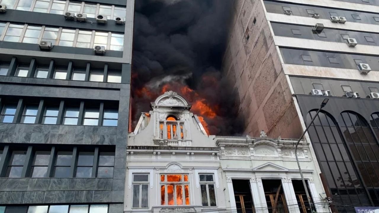 Leia mais sobre o artigo Incêndio atinge casarões históricos de 1884 no Centro de Porto Alegre