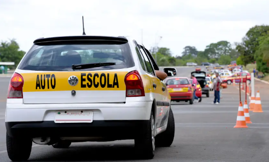 Leia mais sobre o artigo Contran elimina aulas obrigatórias em autoescolas para tirar a CNH