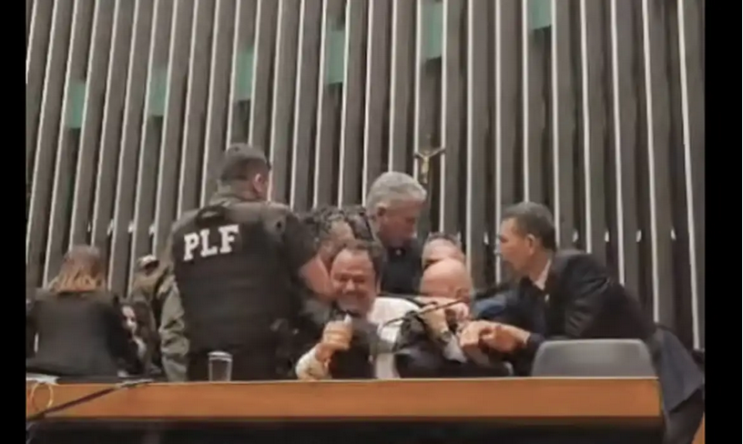 Leia mais sobre o artigo Glauber Braga é retirado à força após ocupar mesa da Câmara