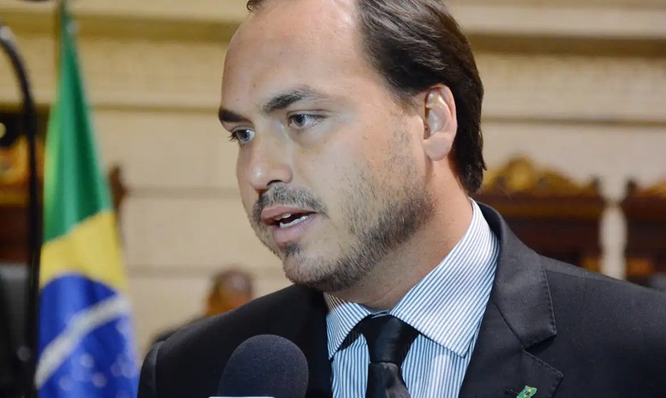 Leia mais sobre o artigo Carlos Bolsonaro cita Fernando Cunha Lima para defender prisão domiciliar do pai