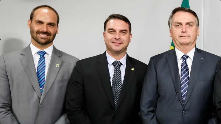 Leia mais sobre o artigo Filhos de Bolsonaro fazem ofensiva contra Moraes após domiciliar ser negada