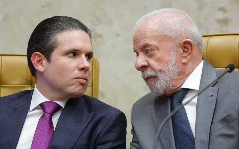 Leia mais sobre o artigo Mídia nacional aponta nova fase na relação entre Poderes após gesto de Hugo Motta e aproximação com Lula em evento no DF