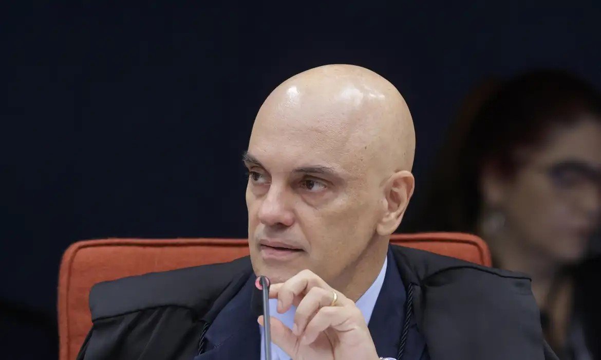 Leia mais sobre o artigo Moraes determina transferência de Bolsonaro para Papudinha