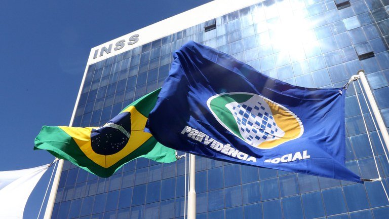 Leia mais sobre o artigo Presidente Lula sanciona lei que proíbe descontos associativos pelo INSS