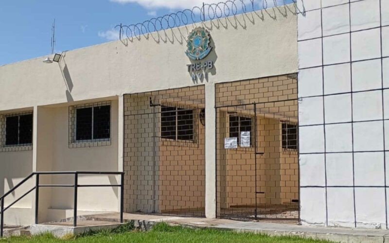 Leia mais sobre o artigo Tentativa de furto no Fórum Eleitoral de Cajazeiras termina com suspeito baleado após luta com vigilante