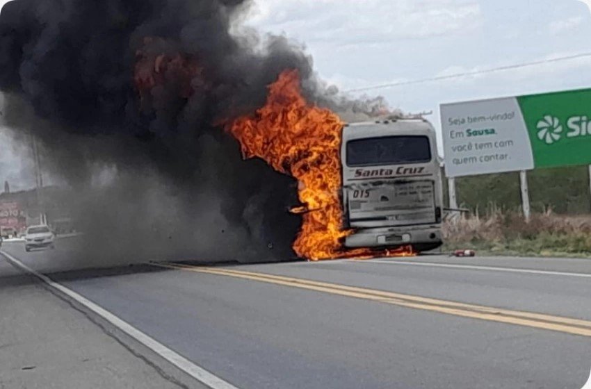Leia mais sobre o artigo Ônibus pega fogo na BR-230, em Sousa, e é destruído por incêndio; passageiros escapam ilesos