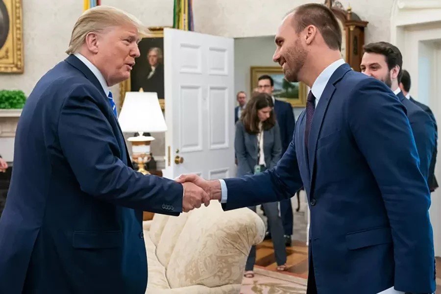 Leia mais sobre o artigo Eduardo Bolsonaro é convidado para evento com Trump e Milei nos EUA
