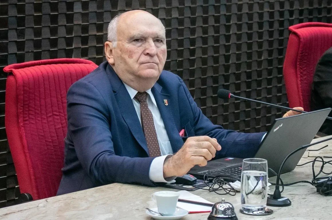Leia mais sobre o artigo “Poderia dizer apenas muito obrigado”: Nominando Diniz se despede do TCE-PB após 22 anos