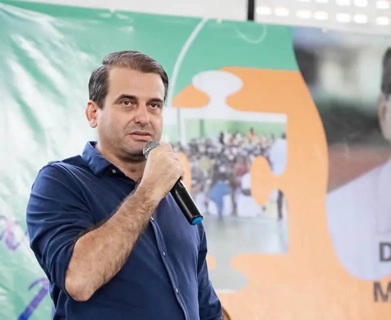 Leia mais sobre o artigo Prefeito Bal Lins anuncia reajuste de 7% no salário dos professores acima do piso nacional