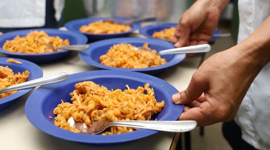 Leia mais sobre o artigo Agevisa-PB investiga suspeita de intoxicação alimentar em escolas; seis alunos são hospitalizados